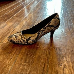 Clarks Collection BeigeBrown Snakeskin Stamped Leather PointedToe Pumps Sz8 wide